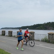 Un homme à la course à pied et son ami en vélo.