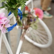 Un vélo fantôme garni de fleurs. 