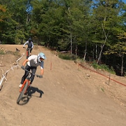 Des cyclistes d&eacute;valent une piste avec leur v&eacute;lo de montagne.