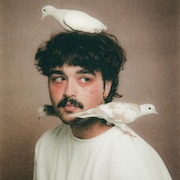 Un portrait de l'artiste, avec trois oiseaux blancs sur lui.