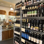 Des bouteilles de vin dans un commerce.