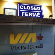 Affiche indiquant qu'un guichet de VIA Rail est fermé.
