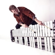 Le musicien Jérémie Carrier jouant du vibraphone