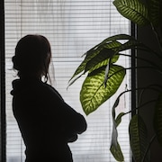 Une photo à contre-jour de Vicky, qui évolue dans le milieu de la prostitution depuis l'âge de 14 ans
 


Sur la photo: (Gauche à droite) Une victime d’exploitation sexuelle. La victime souhaite garder son anonymat. 

Le 22 Janvier 2020    2020/01/22

