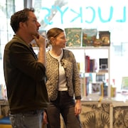 Victoria Kopiloff rencontre le bédéiste Guy Delisle dans une librairie à Vancouver.
