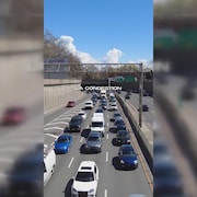 Des images de la congestion routière sur l'autoroute Décarie, à Montréal.