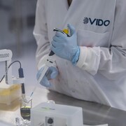 Une chercheuse travaille dans un laboratoire du Centre international de recherche sur les vaccins et les maladies infectieuses VIDO (anciennement appelé VIDO-InterVac) à Saskatoon, en Saskatchewan, le 28 juin 2022.