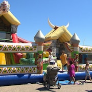 Les jeux gonflables demeurent très populaires auprès des familles qui visitent le Vieux-Quai en fête de Sept-Îles.