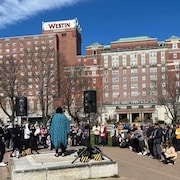 Une vigile d'une centaine de personnes en plein après-midi, au centre-ville d'Halifax