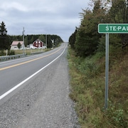 Une affiche indique Sainte-Paule près de la route à l'entrée de village.