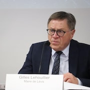 Le maire de Lévis en conférence de presse.