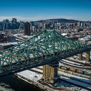 Vue aérienne du pont Jacques-Cartier et de Montréal en hiver.