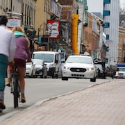 Des cyclistes circulent sur la rue Saint-Jean, à Québec.