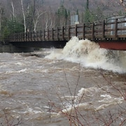 La rivière Montmorency à Sainte-Brigitte-de-Laval gonflée par les eaux.