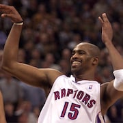 Vince Carter, souriant, porte son chandail numéro 15