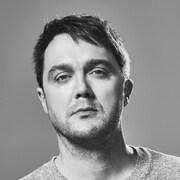 Portrait de l'homme en noir et blanc. 