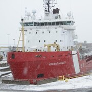 Un navire est accosté au port de Québec.