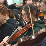Des élèves en musique en concert avec les Violons du Roy.