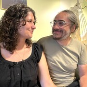 Un couple se regarde tendrement.