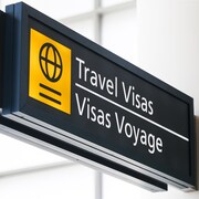 Enseigne sur laquelle on peut lire : « visas voyage ».