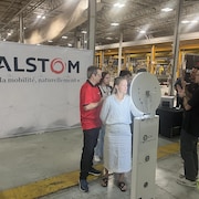 Des gens qui se font expliquer des choses dans une usine.