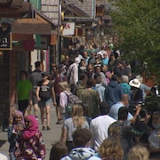 La rue principale de la ville de Banff avec une foule de personnes.