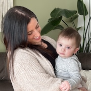 Vittoria Giuffrida tient sa fille, Camila Dagenais, dans les bras.