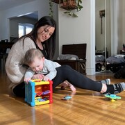 Vittoria Giuffrida joue avec sa fille, Camila Dagenais, 7 mois.