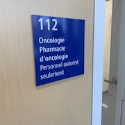 Une affiche bleue avec l'inscription oncologie, pharmacie d'oncologie.