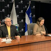 Réal Beauchamp et Samuelle Ramsay-Houle, assis derrière une table, s'adressent aux journalistes en parlant au micro, en conférence de presse.