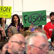 Une consultation publique au sujet des fermetures d'école et des regroupements des comités d'établissement