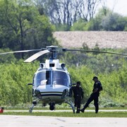Des policiers de la PPO se préparent à décoller à bord d'un hélicoptère lors d'une opération de recherches en 2009. 