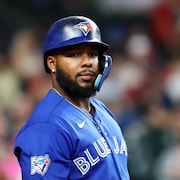 Vladimir Guerrero fils regarde la cam&eacute;ra. Il est v&eacute;tu de l'uniforme bleu des Blue Jays.