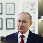 Vladimir Poutine s'adresse aux médias après son appel avec Donald Trump, le 19 mai 2025.