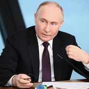 Vladimir Poutine parle en conférence de presse.
