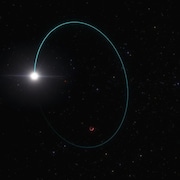 L'image montre une vue d'artiste d'une étoile massive, brillant d'une couleur blanche-jaune, en orbite autour d'un trou noir stellaire. 