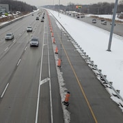 Des cônes séparent une voie inutilisée d'une autoroute.