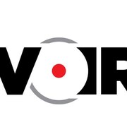 Le logo du magazine Voir, constitué de noir, de rouge et de gris.
