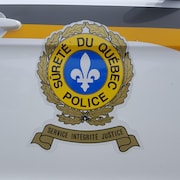 Le logo de la Sûreté du Québec sur une portière d'autopatrouille.