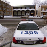 Une voiture de police stationnée devant la mosquée de la Capitale, à Québec.