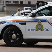 Des voitures de la Gendarmerie royale du Canada dans un stationnement.