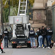 Des policiers fran&ccedil;ais inspectent une nacelle.