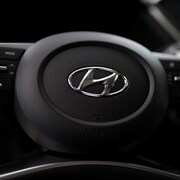 Le logo de Hyundai Motors sur le volant d'une berline Sonata.