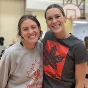 Portrait des deux femmes dans le gymnase d'une école secondaire.