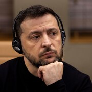  Le président ukrainien Volodymyr Zelensky répond aux questions lors d'une réunion avec les médias dans la banlieue de Londres, Grande-Bretagne, 2 mars 2025. 