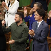 Le président ukrainien Volodymyr Zelensky et le premier ministre Justin Trudeau applaudissent. 