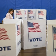 Une femme vote à l'élection primaire présidentielle démocrate dans un bureau de vote à Herndon, en Virginie, en 2020.