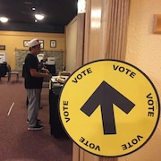 Un électeur autochtone dans un bureau de vote.