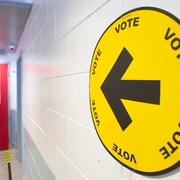 Une affiche indiquant l'entrée d'un bureau de vote.