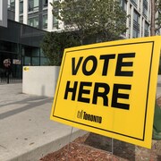 Une affiche indiquant le lieu du vote